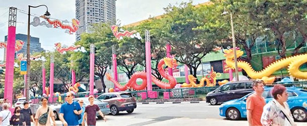 新加坡唐人街率先放置新春燈飾——祥龍獻瑞。