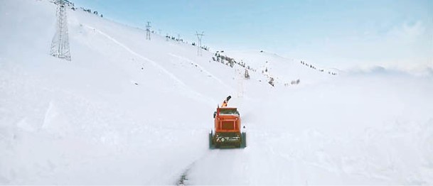 清雪機械清理道路。（電視畫面）