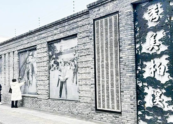 網友指文化牆浮雕的設計「有點像靈堂」。