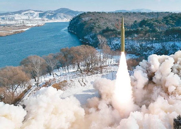 北韓試射中遠程固體燃料彈道導彈。