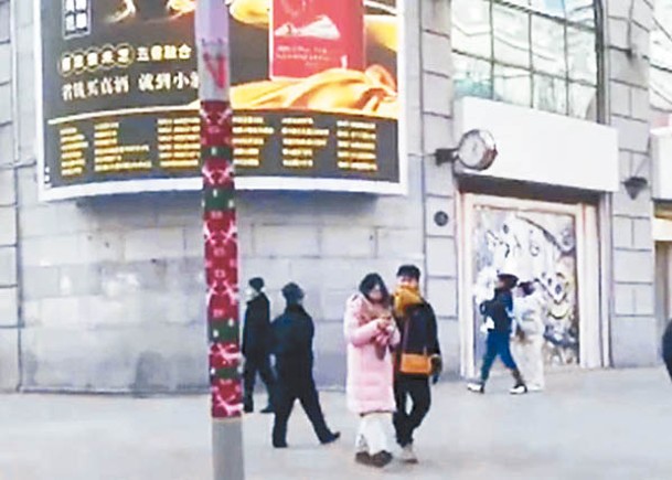 哈爾濱大街鐵柱「穿衣」防遊客舔