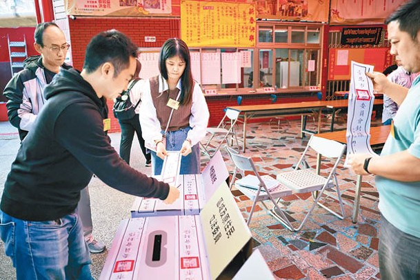 台灣民眾在台北市一個票站投票。（Getty Images圖片）