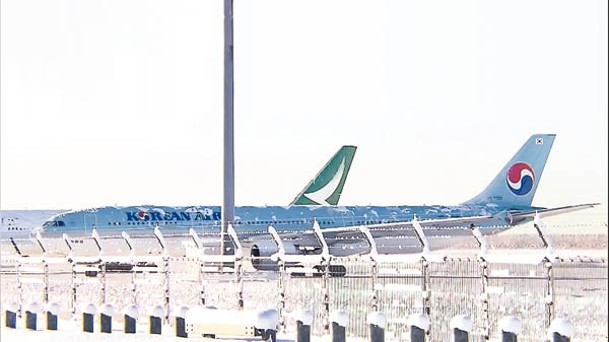 大韓航空客機在停機坪發生意外。