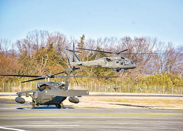 駐日本美軍出動直升機運送地震救援物資。