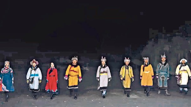 圖中展示鄂倫春族的傳統服飾。