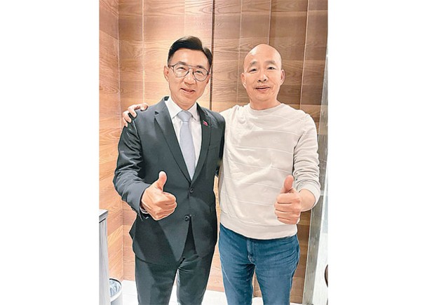 韓國瑜（右）宣布與江啟臣（左）搭檔參選立法院正副院長。