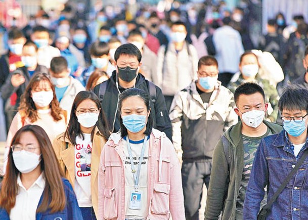 北京民眾戴口罩抗疫。（Getty Images圖片）