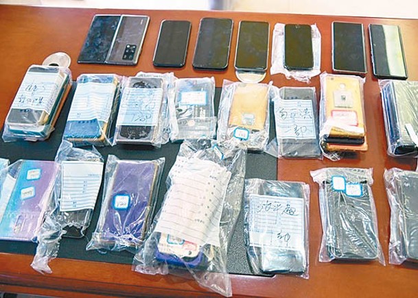 重慶警方檢獲大量手機。