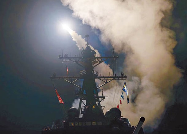 美國神盾驅逐艦格雷夫利號向也門發射戰斧陸攻巡航導彈。