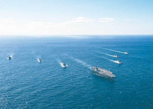 美日韓三國派出軍艦演習。