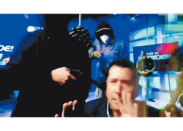 黑幫闖入電視台直播室挾持工作人員。