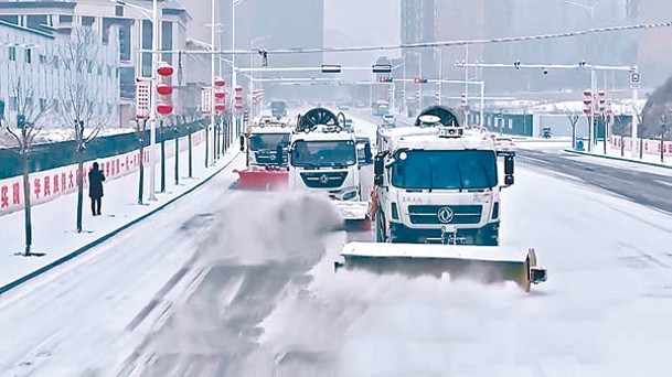 陝西：當地出動剷雪車清　除路上積雪。