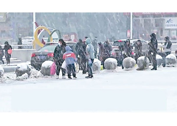 內蒙古：民眾外出觀雪。（電視畫面）