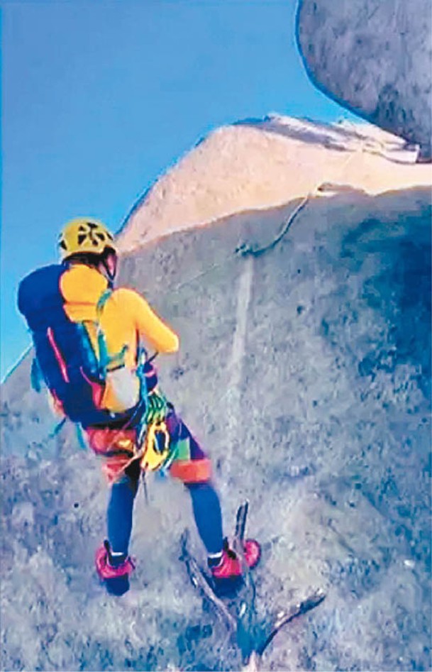 網上流傳有登山者在九華山景區周邊野攀。