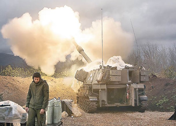 以色列士兵在北部邊境地區向黎巴嫩境內目標發炮。（Getty Images圖片）