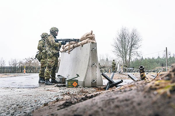 愛沙尼亞士兵在接壤俄羅斯的邊境地區戒備。