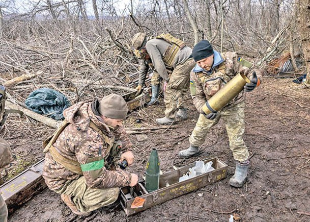 烏克蘭士兵在前線準備向俄羅斯據點發炮。（Getty Images圖片）