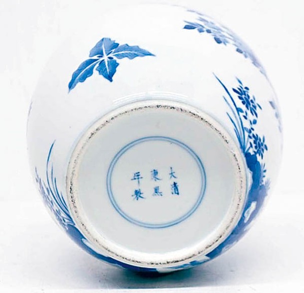 青花瓷壺於清朝康熙年間製作。