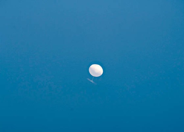 中國大陸空飄氣球持續飛近台灣。