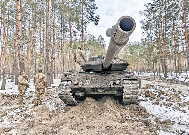 烏克蘭在前線使用德製豹式主戰坦克。