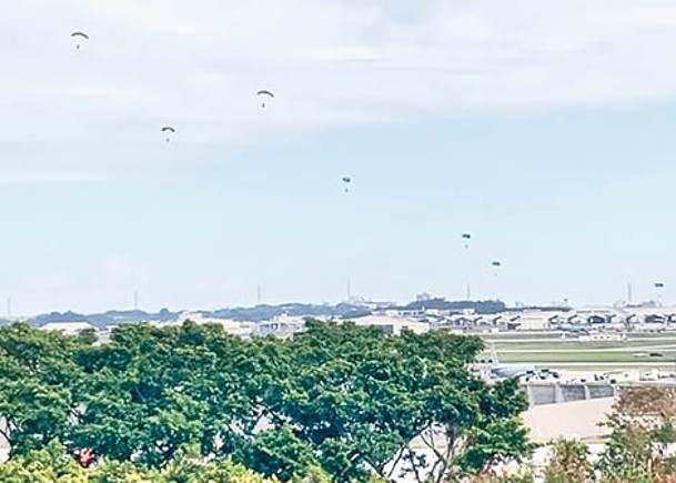 駐日美軍在嘉手納基地實施傘降訓練。