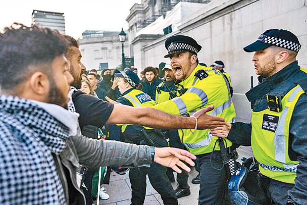 倫敦聲援巴人示威者與警口角。（Getty Images圖片）