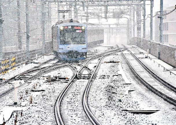 日本關東甲信地區開始下雪。