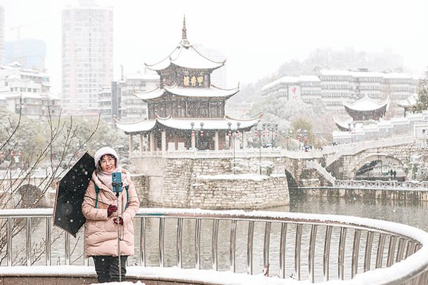 貴州：貴陽市亦逢降溫降雪，圖為甲秀樓雪景。
