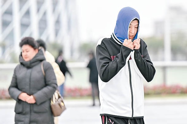 廣東：受寒潮影響，廣州市氣溫驟降，市民要添衣出行。