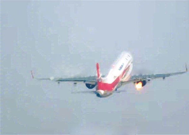 客機右翼引擎起火。