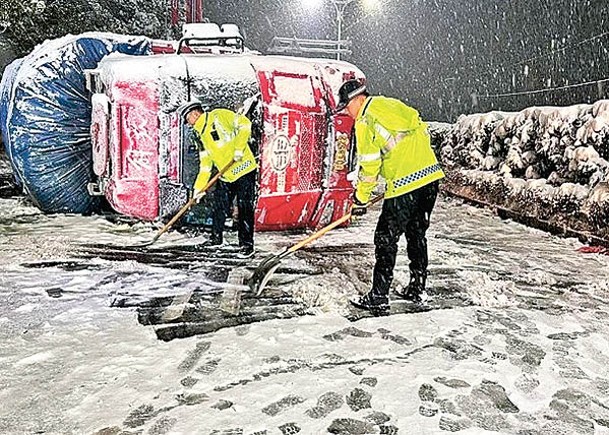 浙江：台州接連發生車禍，人員到場清理結冰地面。