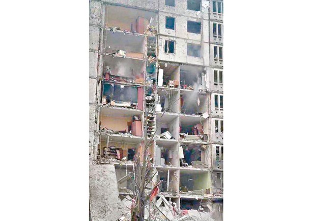 哈爾科夫州有大樓在空襲中嚴重受損。