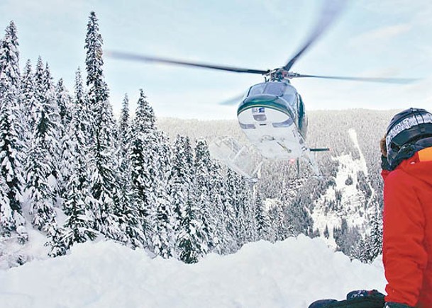 滑雪人士往往會租用直升機。
