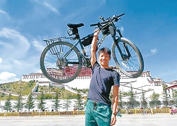 張浩曾前往西藏旅行。