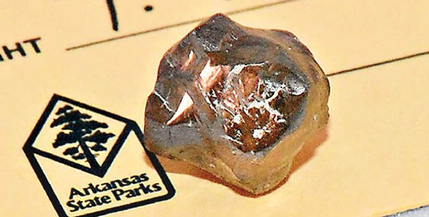 鑽石大小與軟糖相若。