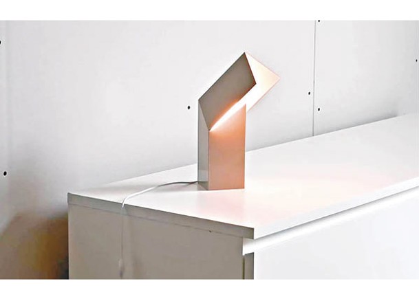 潮流創意：幾何鋼製枱燈  獨具美感