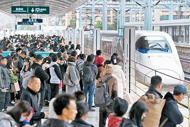 大批乘客在昆明等候列車。（中新社圖片）