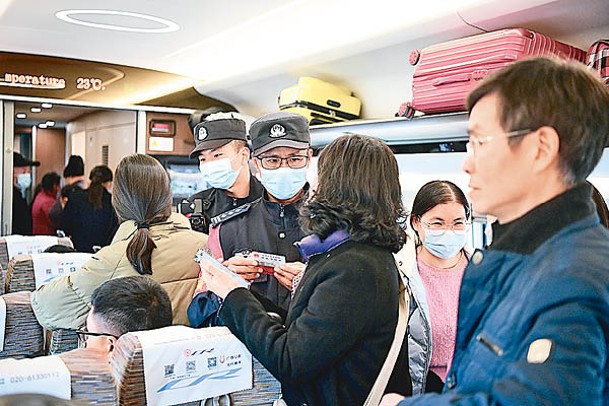 鐵路公安在車廂內巡邏。（中新社圖片）