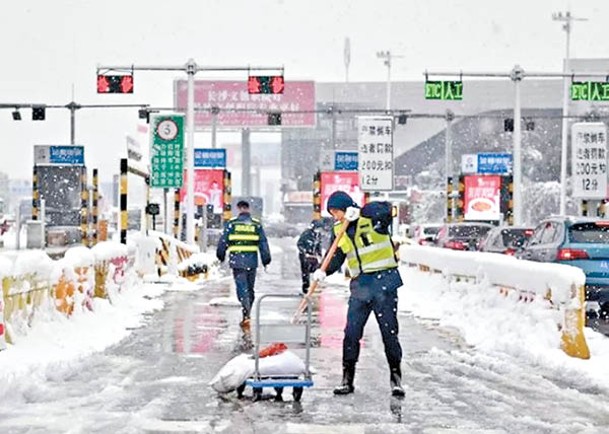 湖南工人清除公路上積雪。