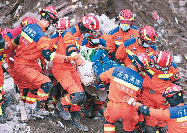 雲南塌山泥搜救結束  安置遺屬