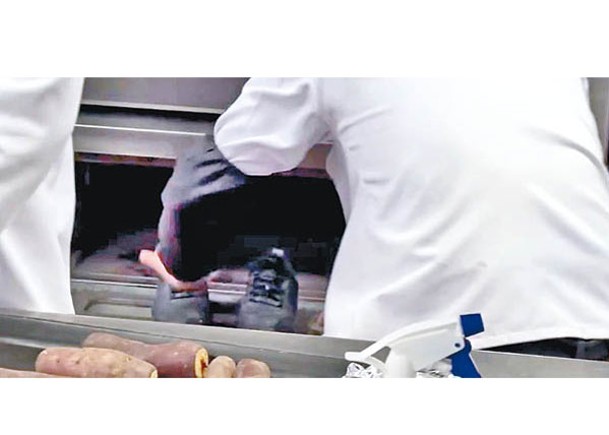 工作人員放鞋入烤箱內。
