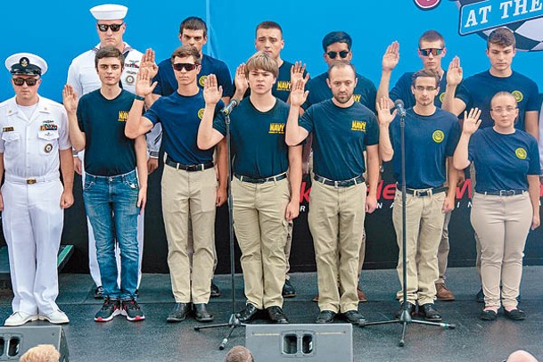 美國海軍近年加強吸引年輕人參軍。