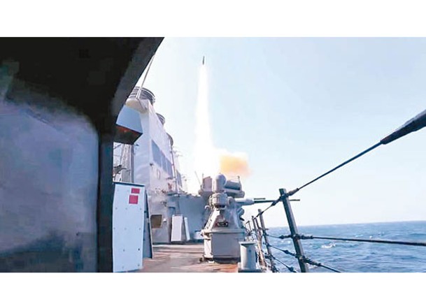 美國神盾驅逐艦卡尼號此前在紅海發射標準2型防空導彈。