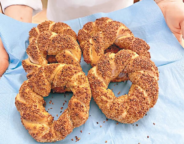 穆拉伊在土耳其學會製作該國傳統麵包。