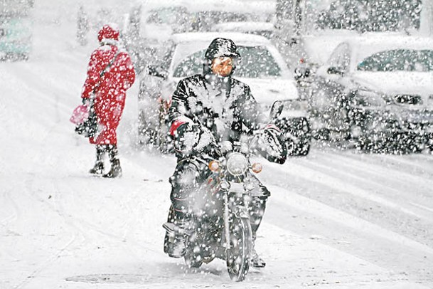山東：煙台民眾冒雪出行。（Getty Images圖片）