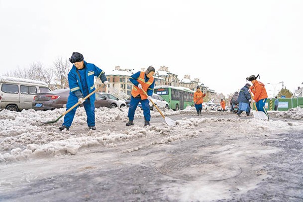 河南：鄭州清潔工人清理積雪。（中新社圖片）