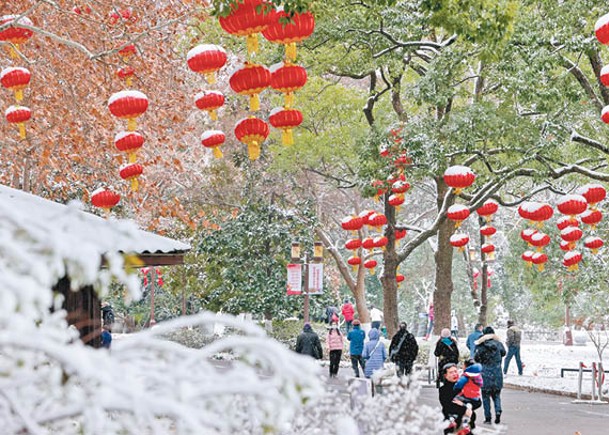 武漢：市民在東湖聽濤景區遊玩賞雪景。（中新社圖片）