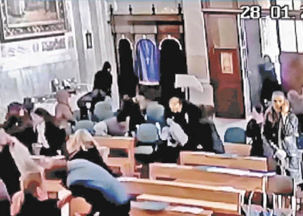 槍手在教堂內突然開槍行兇。