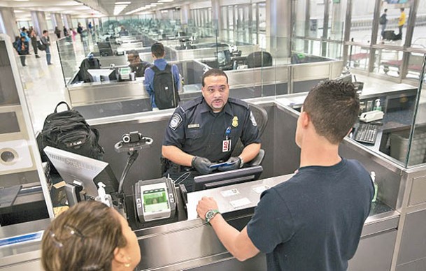 美國邊境人員在華盛頓杜勒斯國際機場檢查旅客身份。