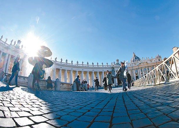 聖伯多祿廣場吸引大批信眾及遊客。（Getty Images圖片）